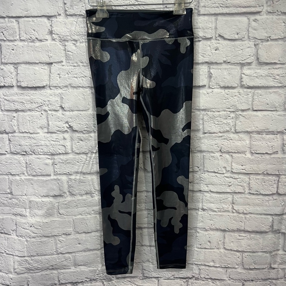 Noli Yoga Guerra Metallic Camo Leggings cropped womens size small